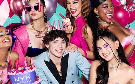 Mit farbfrohen Looks brillieren: Tipps für buntes Make-up